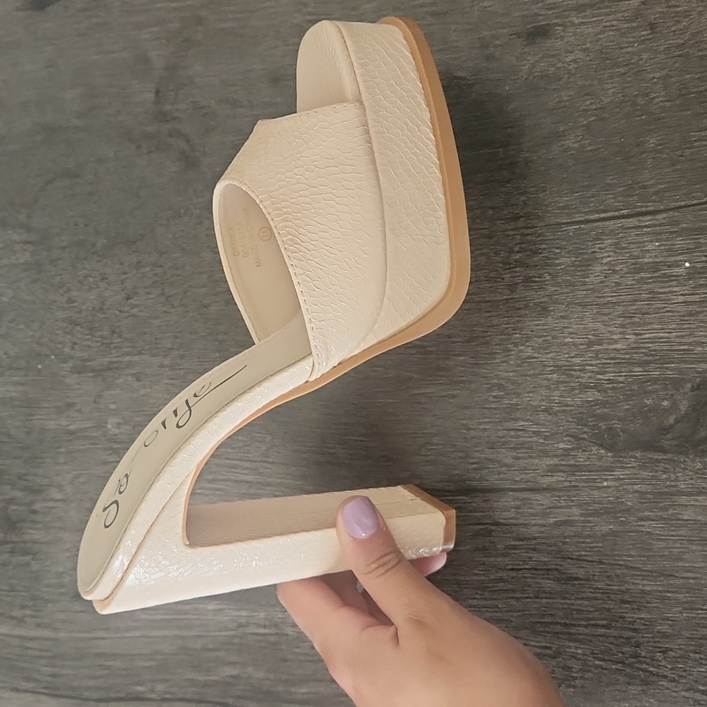 Forever 21 Platform Heels size 7.5 "Nude"